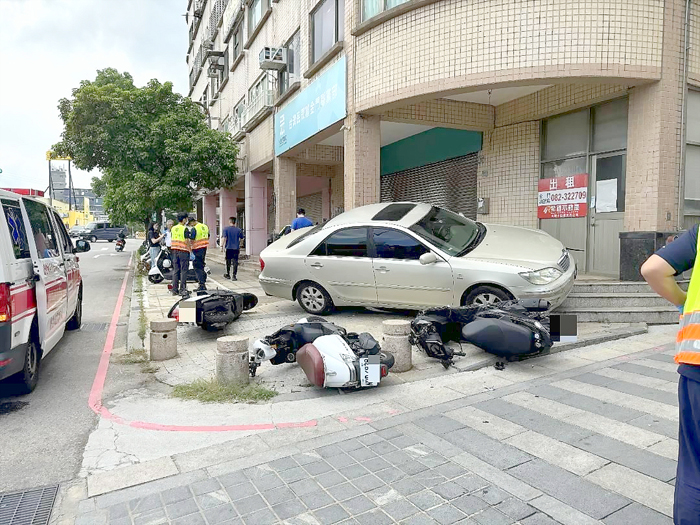 金城鎮日前發生一起2輛汽車碰撞後,再擦撞4輛機車之交通事故。(金城分局提供)