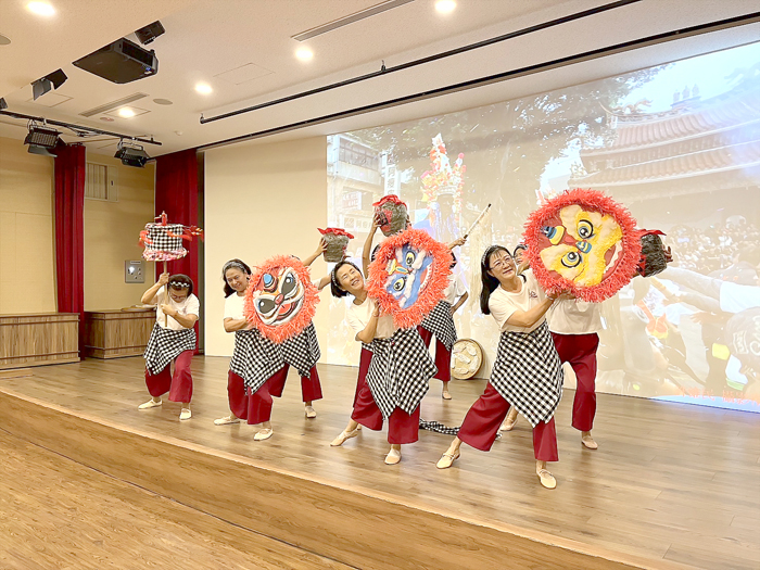 開幕典禮邀請金門縣婦女會進行開場表演。(高凡淳攝)