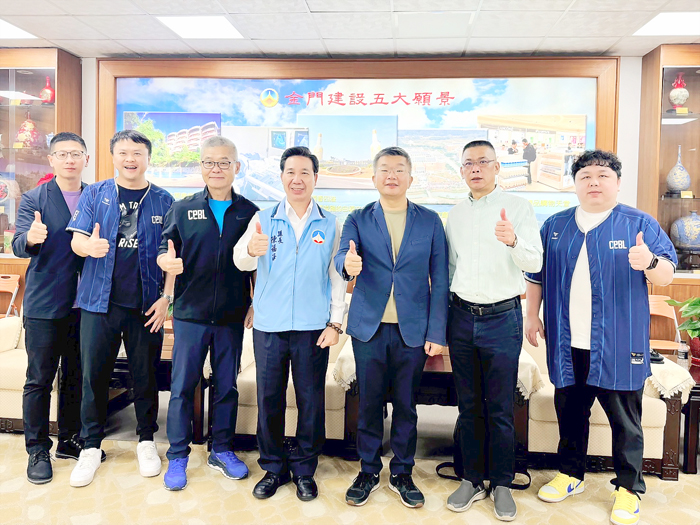 中華職棒會長蔡其昌(右三)率聯盟秘書長楊清瓏(左三)等幹部拜會縣長陳福海(右四),議員蔡其雍(右二)陪同。(中職提供)