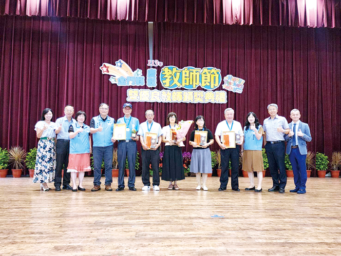 縣府表揚績優教師,教育奉獻獎與服務屆滿四十年績優教師得主合影。(許峻魁攝)
