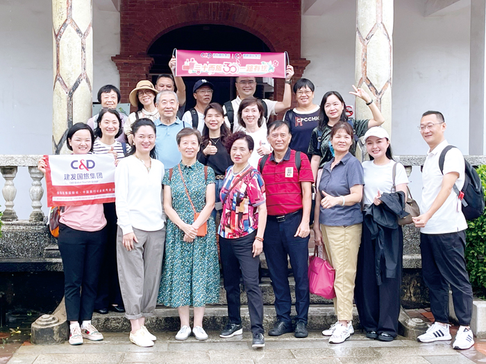 陸客首發團金門行,在金水國小前合影。(許峻魁攝)