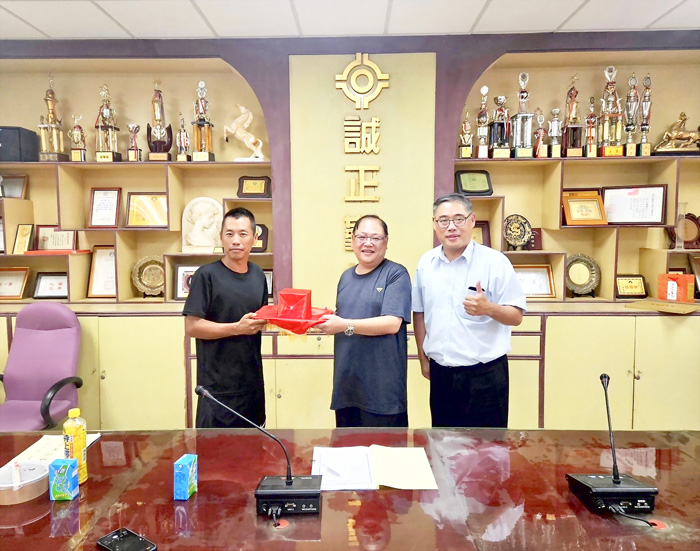 烈嶼國中家長會改選會長,由林長竣(中)接任第58屆家長會長。(烈嶼國中提供)