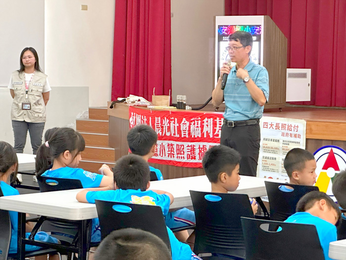 安瀾國小與失智據點-拾憶小築試辦老幼共學。（衛生局提供）