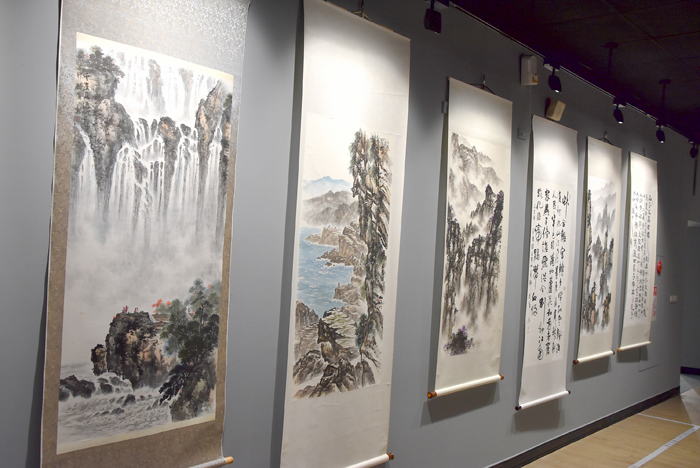 《藝耀金門》、「樂活一族」書畫聯展在文化局展覽場展出,展期到9月25日止。(李增汪攝)