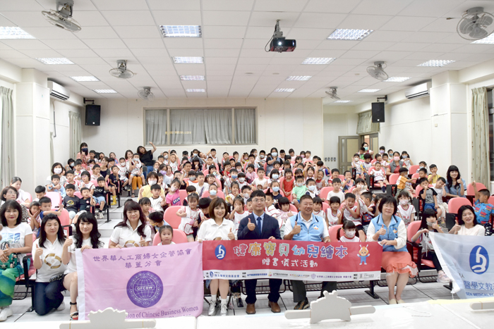 健康寶貝幼兒繪本之贈書儀式在金城幼兒園舉辦,惟生醫學文教基金會及縣議員董森堡捐贈幼兒繪本故事集,縣府參議陳世保、教育處長孫麗琪及師生表示感謝並合照留念。(莊煥寧攝)