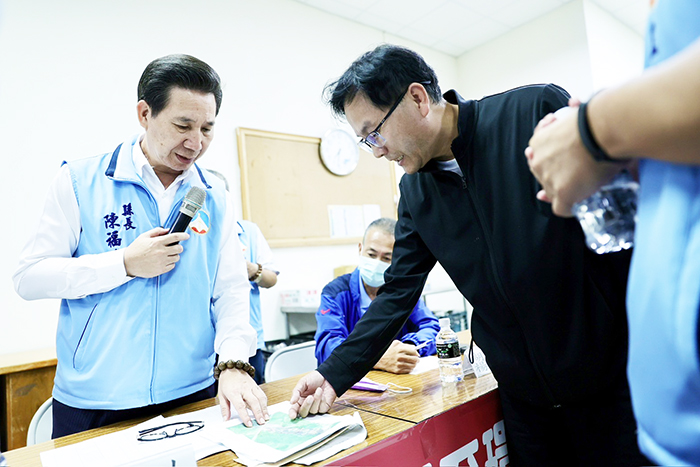 縣長陳福海主持「金門縣2-29號計畫道路新闢工程」第二次公聽會,傾聽地主的意見需求,和鄉親面對面溝通取得共識,以利後續的推動。(薛子軒攝)
