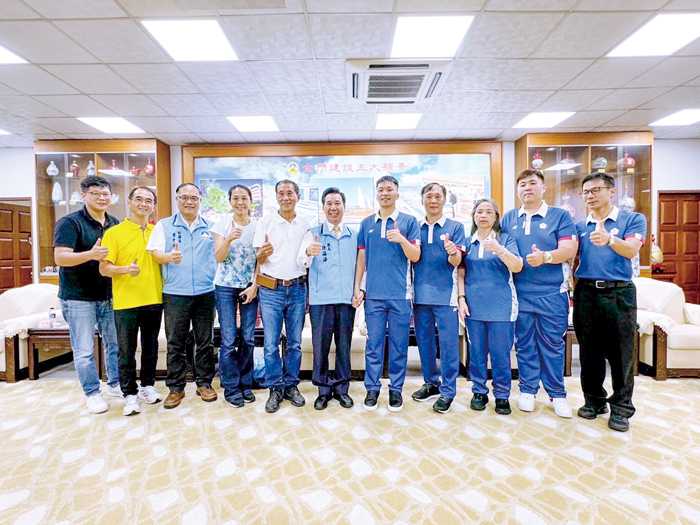 奧運金牌選手李洋拜會金門縣長陳福海並交流對於金門體育發展的看法。(陳冠霖、薛子軒攝)