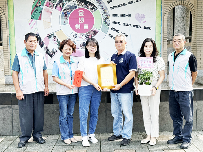 金沙鎮公所25日辦理慶祝教師節活動,鎮長吳有家、主席周水土、代表呂寶玉、蔡連進等也走訪各校,頒獎表揚優秀教師,也致贈每位教職員教師節禮券,祝賀教師節快樂!(金沙鎮公所提供)