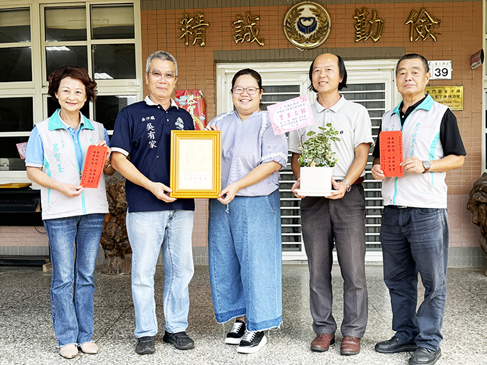 金沙鎮公所25日辦理慶祝教師節活動,鎮長吳有家、主席周水土、代表呂寶玉、蔡連進等也走訪各校,頒獎表揚優秀教師,也致贈每位教職員教師節禮券,祝賀教師節快樂!(金沙鎮公所提供)