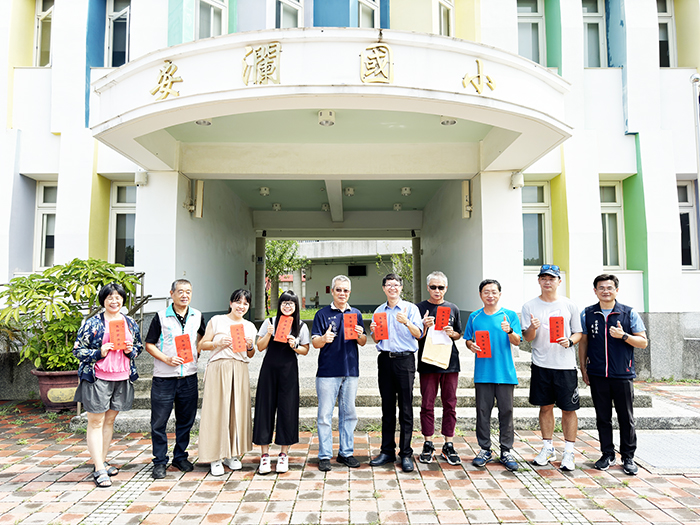 金沙鎮公所25日辦理慶祝教師節活動,鎮長吳有家、主席周水土、代表呂寶玉、蔡連進等也走訪各校,頒獎表揚優秀教師,也致贈每位教職員教師節禮券,祝賀教師節快樂!(金沙鎮公所提供)