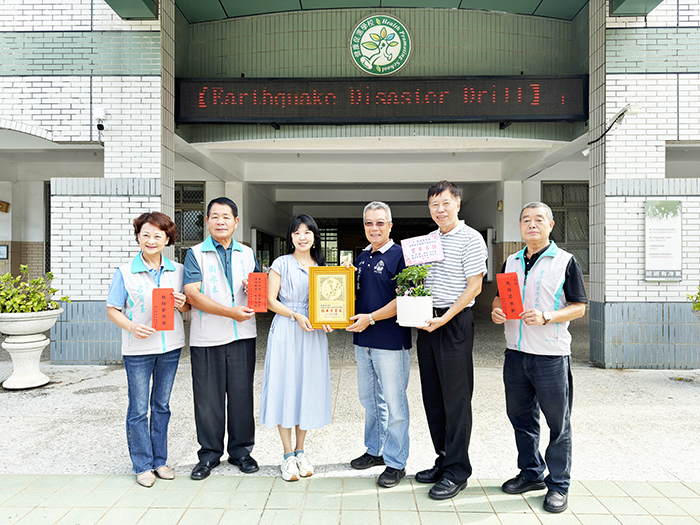 金沙鎮公所25日辦理慶祝教師節活動,鎮長吳有家、主席周水土、代表呂寶玉、蔡連進等也走訪各校,頒獎表揚優秀教師,也致贈每位教職員教師節禮券,祝賀教師節快樂!(金沙鎮公所提供)