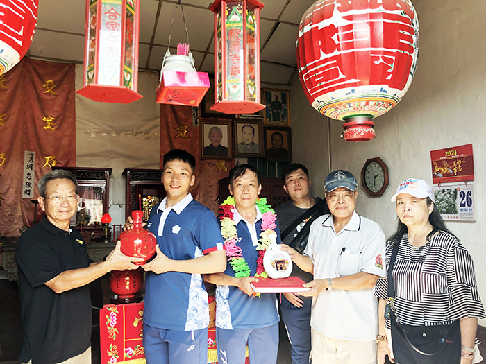 兩度奧運羽球冠軍李洋榮歸金門,特地赴古崗祭拜祖母感恩;李洋表叔董國財以「舉世無雙 為國爭光」致賀;董氏宗親會與董氏宗親公益基金會則以「弘揚金門 技藝超群」及董氏家廟奠安主題酒來向李洋道賀。(金門縣董氏宗親會提供)