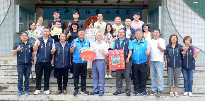 金寧鄉向轄區各校教師們賀節。(金寧鄉公所提供)