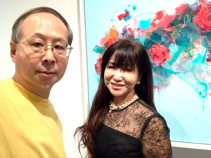 王婷與策展人陶文岳在宛儒畫廊展場。(王婷提供)