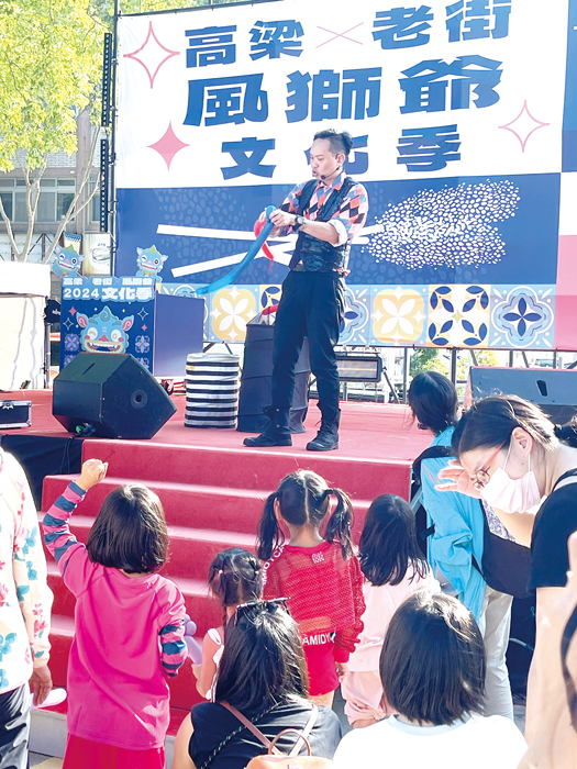 藝文團體表演為活動再掀一波高潮。(陳麗妤攝)