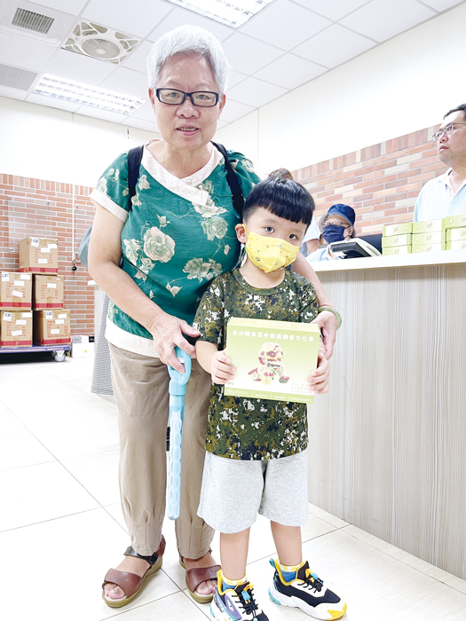 「APP尋找風獅爺」積木兌換,昨日上午10時便有民眾到場排隊兌換。(陳麗妤攝)