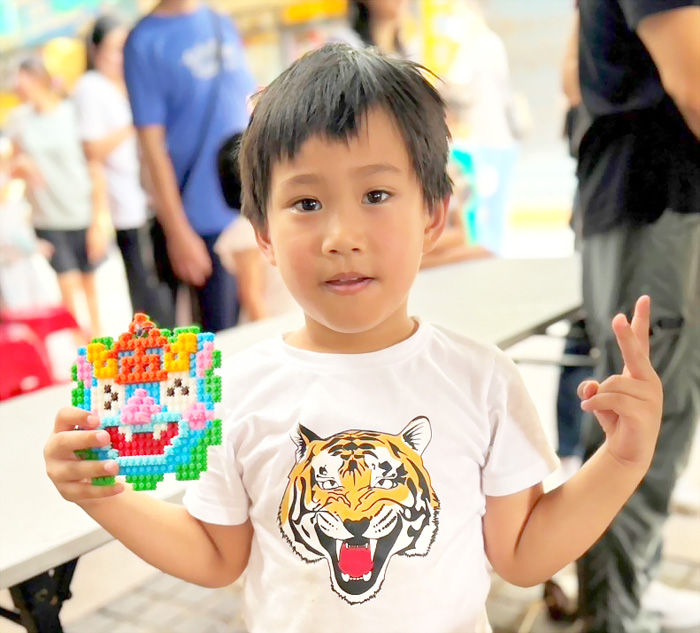 手作風獅爺拼豆吸引大人小孩大排長龍。(陳麗妤攝)