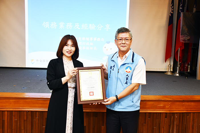 外交部領事事務局副組長詹曉華致贈金門縣政府感謝狀，由人事處長錢忠直代表接受。（楊水詠攝）