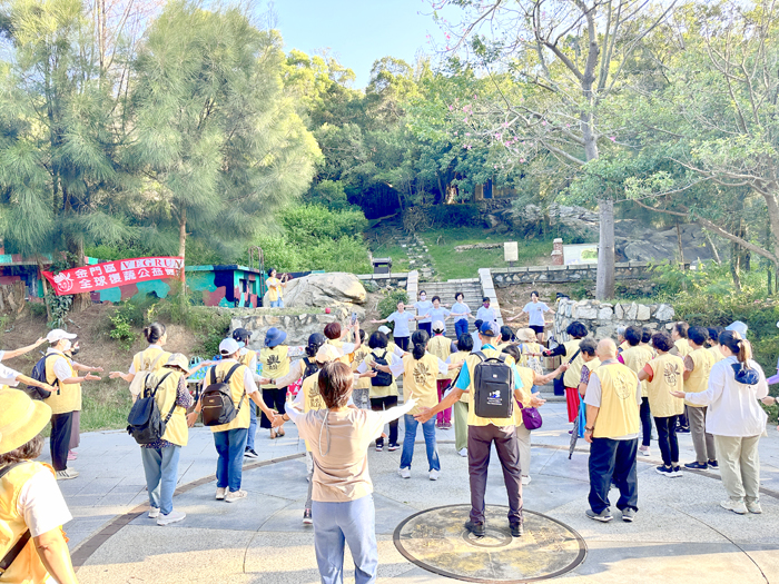 國際佛光會中華總會金門各分會在金沙鎮五虎山舉辦「 2024年VEGRUN健走淨山暨生態之旅」活動，共同為環境盡一份心力。（國際佛光會中華總會金門分會提供）