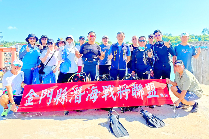 金門縣海上救生協會理事長歐陽儀雄率領潛水員及協會海洋志工執行淨海（港）隊，分別於本縣後豐港、羅厝漁港執行淨海活動，兩天共計清理海洋及港區垃圾100多公斤。（金門縣海上救生協會提供）