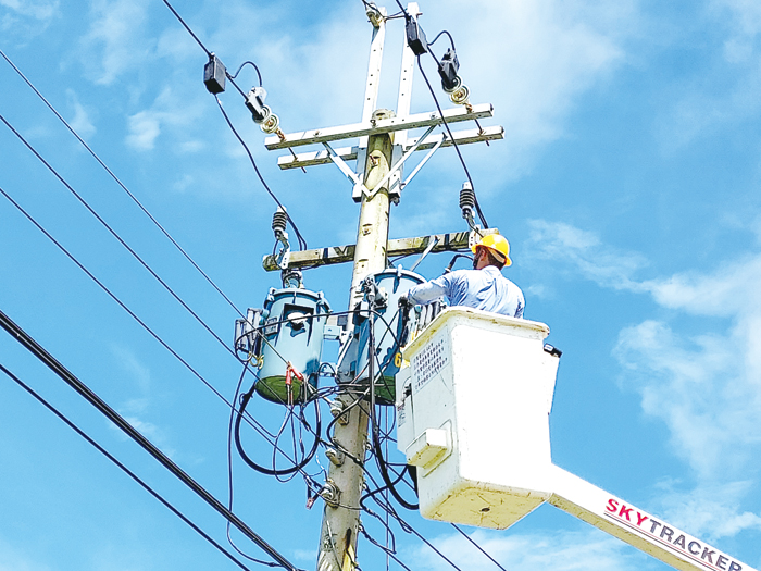 因應山陀兒颱風,台電金門區營業處加強用電戶供電饋線的檢查。(金門區處提供)