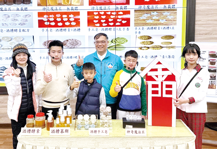 金門縣中正國小科展團隊參加中華民國第64屆全國科展,雙雙榮獲國小生活應用(三)與數學科鄉土教材獎。(中正國小提供)