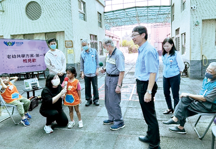 金門縣衛生局媒合安瀾國小與拾憶小築辦理一一三學年度「老幼共學試辦計畫」第一場次課程。
(衛生局提供)