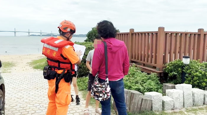 颱風期間有民眾於岸際活動,由岸巡隊予以勸導。(消防局提供)