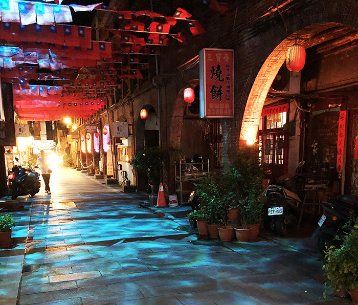 金門街道閃爍五光十色,夜空星星卻一顆顆消失。(李金生攝)