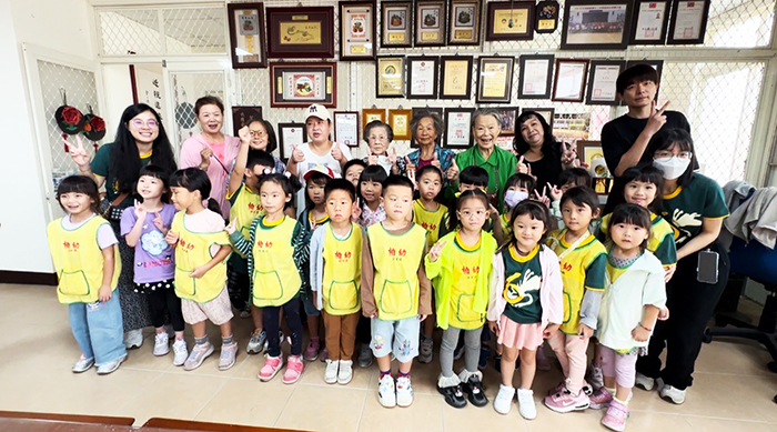 老幼共學製作紅龜粿活動圓滿成功合影。(社會處提供)