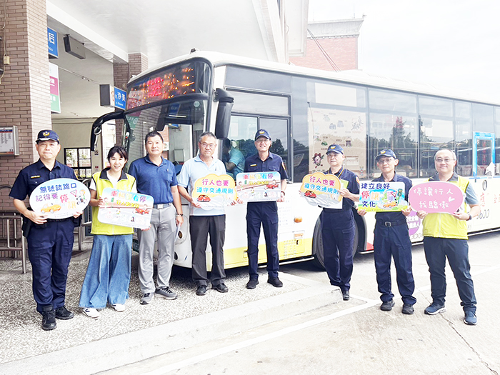 金湖分局拜訪車船處及宣導遵守交通規則。(湖警提供)