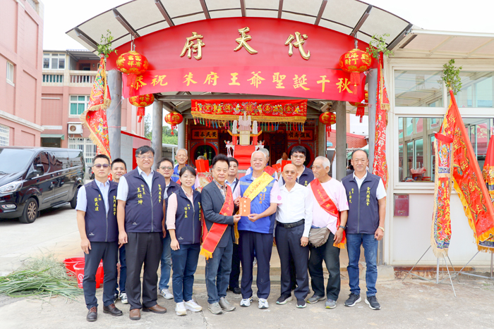 議長洪允典至后園代天府參拜祈福。
(議會提供)