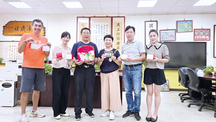 中正新任校長陳為信率隊向前輩校長請益。(中正國小提供)