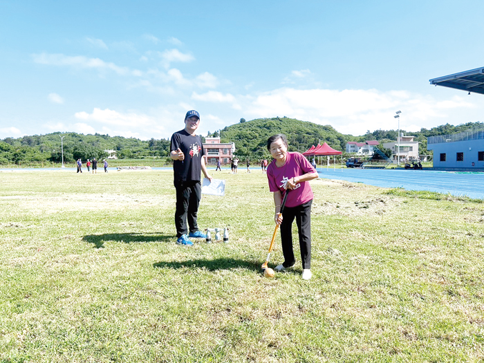東林87歲長者體驗木球運動。(烈嶼分會提供)