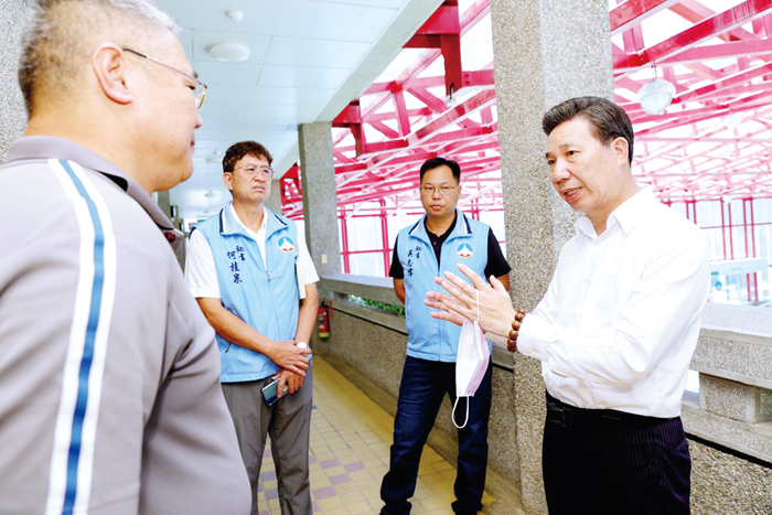 縣長陳福海前往社福館視察，討論該館閒置空間如何規畫。（薛子軒攝）
