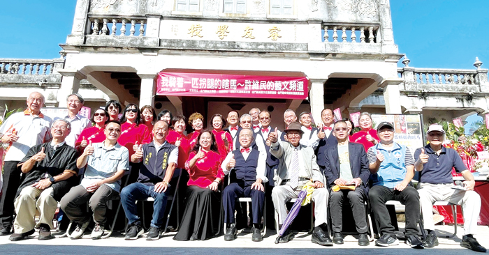 許維民「我騎著一匹拐腿的瞎馬」藝文展覽昨開幕式,現場貴賓雲集,盛況空前。(陳麗妤攝)
