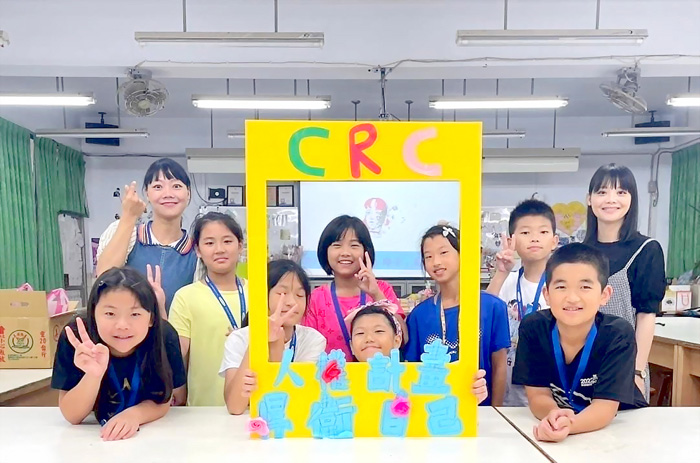 中正國小輔導室主辦的CRC計畫,跨校與金門高中楊佳佳老師以及金城國中楊芷昂老師合作,並由兩位老師設計教案,帶領小學五至六年級學生進行「聊愛情談性情」主題課程。(中正國小提供)