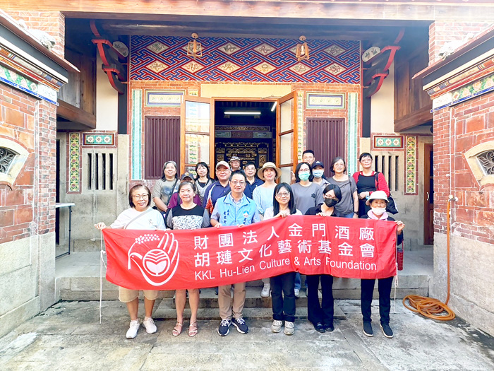 「創藝璉誼-文化藝術講座」,談宜芳(前,右三)講述塔后22號的彩繪修復過程。(胡璉文化藝術基金會提供)