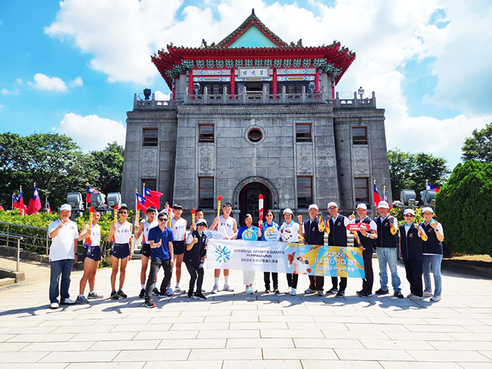 台金聖火隊在莒光樓前合影。（許峻魁攝）