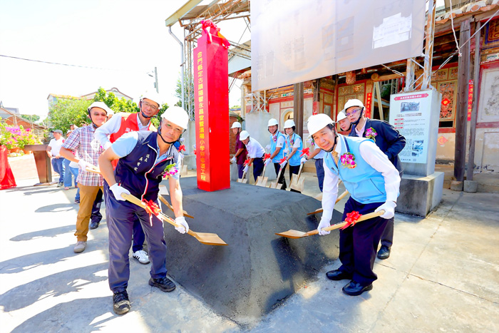 縣定古蹟陽翟永昌堂暨浯陽小學昨舉行修復開工典禮，縣長陳福海偕與會嘉賓三持鏟動土。（薛子軒攝）