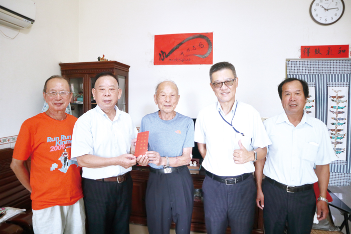 重陽節前夕,金門信用合作社理事主席盧志權率同總經理林義雄等主管到府探訪金湖地區二位最高齡社員,並致贈敬老禮金向他們賀節。(金門信用合作社提供)