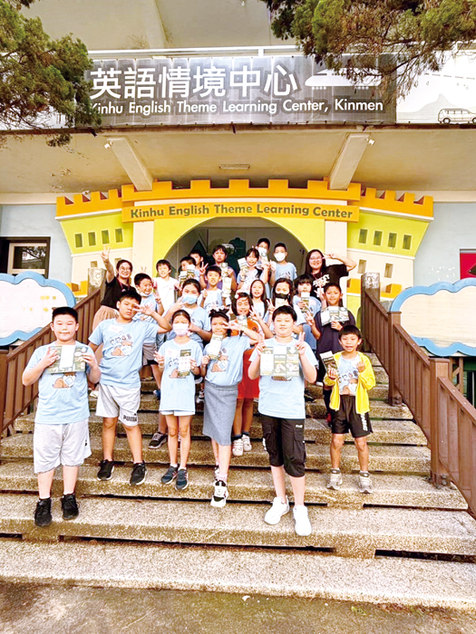金門縣五年級小學生，好幸福！小五生在上學期以班級為單位，搭乘專車前往金湖國小，參加一天的英語遊學情境課程。（中正國小提供）