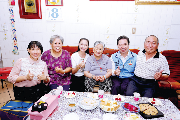 縣長陳福海偕夫人許梨羡昨探訪和慰問百歲人瑞謝許麗娟,轉贈總統府及衛生福利部所贈敬老狀、金鎖片,以及縣府重陽酒與毛毯禮盒賀壽。(薛子軒攝)