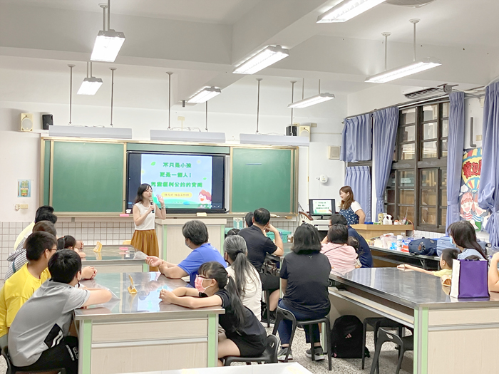 古寧國小辦理「家庭展能－親職教育活動研習」，分別邀請社工師和諮商心理師到場開講。（古寧國小提供）