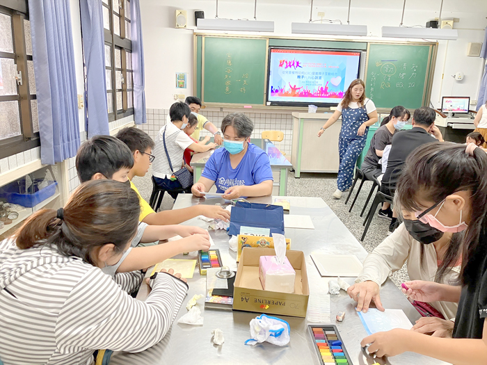 古寧國小辦理「家庭展能－親職教育活動研習」，分別邀請社工師和諮商心理師到場開講。（古寧國小提供）