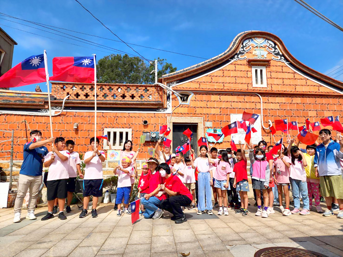 連續十年,垵湖分校舉辦國慶遊村,慶祝國家生日。垵湖分校走入后湖、泗湖聚落,高喊生日快樂。(許峻魁攝)