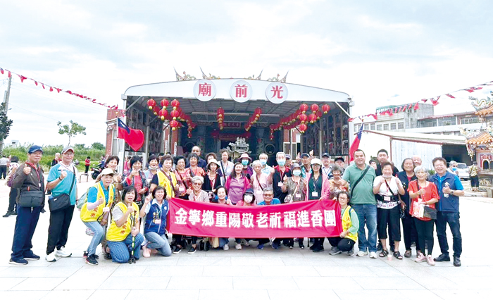 金寧鄉公所辦理113年度重陽節長者進香祈福活動,分梯次前往各鄉鎮宮廟進香祈福。(金寧鄉公所提供)