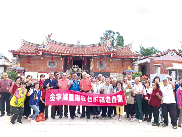 金寧鄉公所辦理113年度重陽節長者進香祈福活動,分梯次前往各鄉鎮宮廟進香祈福。(金寧鄉公所提供)