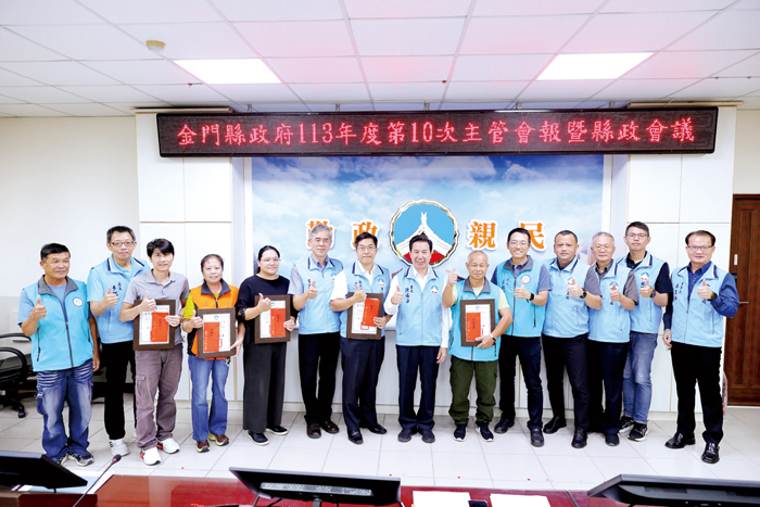 縣長陳福海公開表揚縣府113年度績優員工及團體,他感謝同仁辛苦和主官管用心,並對養工所成立修繕班突破困境,創造自我價值表示肯定。(薛子軒攝)