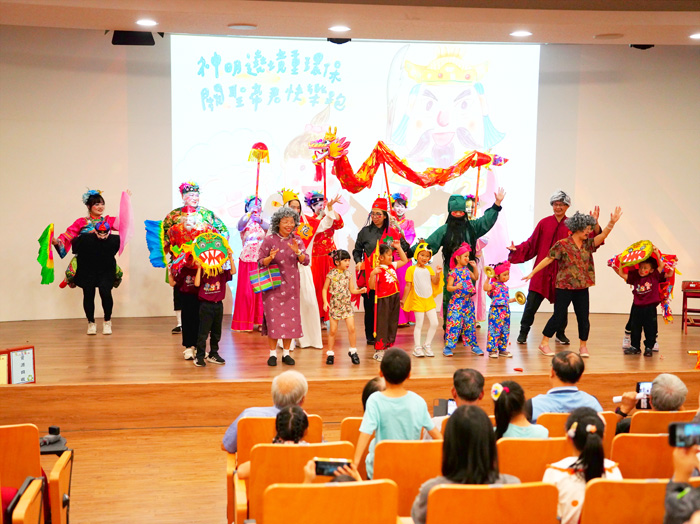 金湖國小《金忠義湖廟文化劇團》擔任此次演出的主角,為觀眾帶來精彩紛呈的傳統文化戲劇表演。(胡璉文化藝術基金會提供)